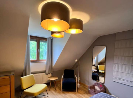 plafond peint dans une chambre peinte avec installation d eclairage