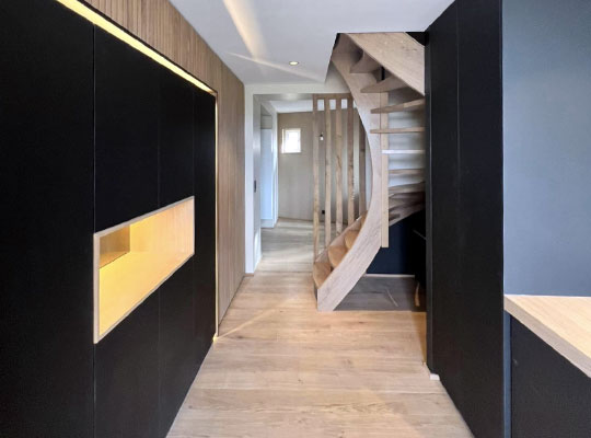 peinture noir dans un hall avec escalier en bois